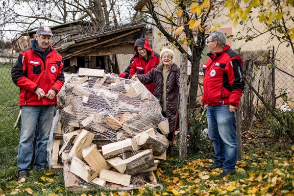 Beli Manastir: Drva i prehrambeni paketi za starije osobe koje žive u siromaštvu